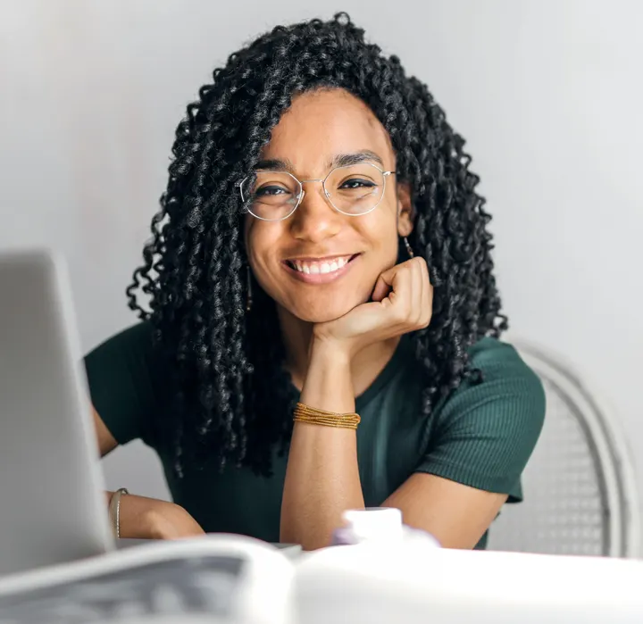 Une professionnelle travaille sur son ordinateur